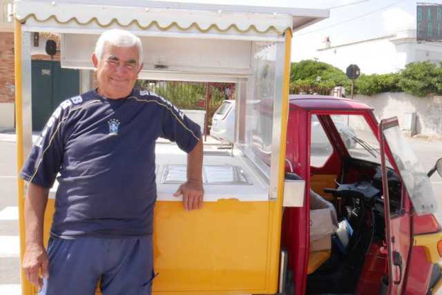 La storia di Donato: da 60 anni vende sulla costa barese il gelato, quello al limone
